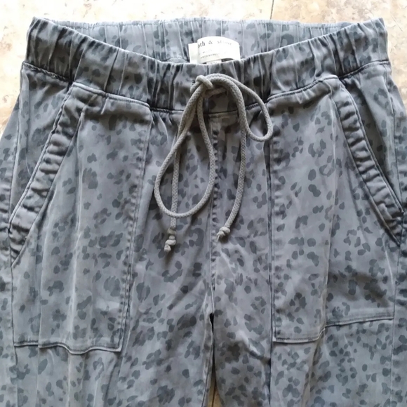 Cloth & Stone Gray Leopard Pull-On Drawstring joggers, size Medium - Picture 2 of 8